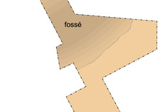 Le système défensif du IIIe siècle formé par la fortification de l'amphithéâtre agrandi, précédé d'un fossé et d'un vallum. La levée de terre qui constitue le vallum résulte de l'accumulation des terres extraites pour creuser le fossé.
