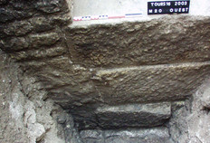 Élévation ouest de la pile M20 de l'aqueduc après récupération du parement en grand appareil au début du IVe siècle. On aperçoit, au fond, le soubassement de l'aqueduc et, au premier plan, la fosse de récupération des blocs.