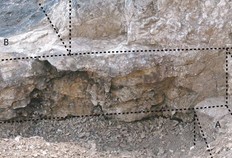 Fronts de taille de la carrière d'extraction de moellons au début du Ier siècle. Le calcaire est stratifié en bancs horizontaux (A à C), séparés par un joint de stratification qui peut constituer le sol de carrière en cours d'exploitation.