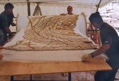 D&eacute;pose de la mosa&iuml;que de la M&eacute;duse. La surface des tesselles a &eacute;t&eacute; enduite de colle r&eacute;versible et couverte par une toile de jute. Celle-ci a ensuite &eacute;t&eacute; d&eacute;licatement soulev&eacute;e, entra&icirc;nant les tesselles d&eacute;tach&eacute;es du mortier, et enroul&eacute;e sur un support permettant de la d&eacute;placer jusqu'&agrave; l'atelier de restauration. Le clich&eacute; montre donc l'envers de la mosa&iuml;que. Sous les tesselles ont pu &ecirc;tre observ&eacute;s les trac&eacute;s pr&eacute;paratoires des motifs. Lors de la restauration, les fragments pr&eacute;lev&eacute;s ont &eacute;t&eacute; repositionn&eacute;s &agrave; leur emplacement relatif et les lacunes combl&eacute;es dans le but d'une pr&eacute;sentation au mus&eacute;e des Beaux-arts et d'arch&eacute;ologie de Besan&ccedil;on.