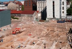 Vue panoramique du chantier.  La fouille a permis d'explorer 3 000 m2 de la ville ancienne. 