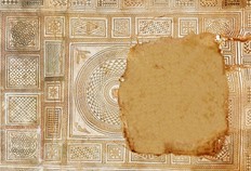 Mosa&iuml;que &laquo; &agrave; la M&eacute;duse &raquo;.  Les caissons quadrangulaires &agrave; motifs g&eacute;om&eacute;triques encadrent un m&eacute;daillon central repr&eacute;sentant l'&eacute;gide ou bouclier d'Ath&eacute;na, d&eacute;cor&eacute; en son centre de la t&ecirc;te de M&eacute;duse. Des animaux marins et un caduc&eacute;e ail&eacute; (symbole d'Herm&egrave;s) figurent dans les &eacute;coin&ccedil;ons (les quatre angles du carr&eacute; central contenant le m&eacute;daillon). 