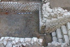 Cave august&eacute;enne semi-enterr&eacute;e, aux parements en petits moellons rectangulaires et aux assises r&eacute;guli&egrave;res altern&eacute;es (opus vittatum).  Deux poteaux implant&eacute;s au centre de la pi&egrave;ce renfor&ccedil;aient le plafond en bois. Des niches am&eacute;nag&eacute;es dans un des murs (mur du fond, en haut du clich&eacute;) &eacute;voquent l'une des fonctions principales de ces am&eacute;nagements souterrains : le stockage. Mais ces pi&egrave;ces avaient souvent un r&ocirc;le moins pratique, puisqu'elles servaient de lieu de culte domestique.