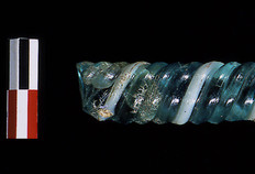 Baguette torsad&eacute;e en verre bicolore provenant de l'atelier de verrier d&eacute;couvert dans la halle antique bordant la voie.  La mati&egrave;re premi&egrave;re, constitu&eacute;e de blocs bruts import&eacute;s du Proche-Orient, est refondue dans la chambre de fusion et elle est cueillie par l'artisan pour &ecirc;tre transform&eacute;e en objets.