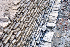 Mur de berge gallo-romain.  Il forme un large enrochement dont le parement soign&eacute; &eacute;tait constitu&eacute; de dalles pos&eacute;es &agrave; sec, suivant un profil en talus &agrave; degr&eacute; (en marches d'escalier) et atteignait une hauteur de 4 m. Un embarcad&egrave;re en pente douce &eacute;tait am&eacute;nag&eacute; dans l'axe d'une rue transversale. 