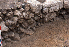 Mur de berge gaulois (fin IIe si&egrave;cle avant notre &egrave;re), form&eacute; de pierres non taill&eacute;es grossi&egrave;rement empil&eacute;es, provenant du sous-sol local.  L'ouvrage atteignait une hauteur d'au moins 2 m. Install&eacute; sur la berge int&eacute;rieure du m&eacute;andre, il constitue le plus ancien am&eacute;nagement public de Besan&ccedil;on. 