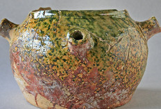 C&eacute;ramique du XIVe si&egrave;cle.  Grolle (coupe &agrave; boire &agrave; plusieurs embouts) gla&ccedil;ur&eacute;e par aspersion.