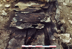 Fondations des murs modernes (XVIIIe si&egrave;cle).  Les ma&ccedil;onneries reposaient sur plusieurs lits crois&eacute;s de planches, eux-m&ecirc;mes pos&eacute;s sur des pieux de bois.