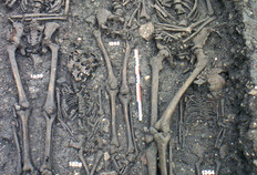 S&eacute;pulture collective du cimeti&egrave;re de l'H&ocirc;pital du Saint-Esprit (XIIIe-XVIIIe si&egrave;cles) : les cinq corps (deux adultes et trois enfants) ont &eacute;t&eacute; inhum&eacute;s simultan&eacute;ment le long du mur du cimeti&egrave;re et simplement recouverts de terre sans autre forme de protection.