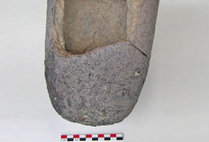 Creuset pour fondre des alliages cuivreux constitué d'une pâte homogène fortement poreuse et réfractaire. Les fragments d'autres types de creusets ont été recueillis dans des remblais ; ils sont fabriqués à partir de vaisselle commune, pichets ou pots à cuire englobés dans une épaisse couche d'argile fortement « bulleuse ».