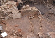 Les sols en béton de tuileau superposés de l'area témoignent d'une réfection de l'hypocauste. Les deux briques carrées sont les vestiges des pilettes qui supportaient le sol supérieur (suspensura). Dans le coin en bas à gauche, un four de bronzier du XVe siècle perfore les niveaux antiques.