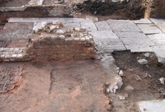 Une partie des thermes romains de Besançon. Au premier plan, l'area (sol en béton de tuileau) constitue la partie inférieure du dispositif de chauffage par le sol (hypocauste). Le foyer construit en briques (à gauche) relie la pièce chauffée au local de chauffe délimité par le sol dallé.