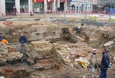 Vue générale du site en cours de fouille. Les premières maçonneries romaines sont apparues à une profondeur de 0.40 m.