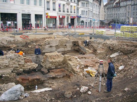 Vue générale du site en cours de fouille. Les premières maçonneries romaines sont apparues à une profondeur de 0.40 m. © Ph. Haut, Inrap