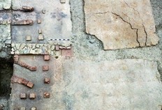 Vestiges de l'hypocauste qui permettait de chauffer une des salles de la domus du Palais de Justice.  Sur le sol en mortier de tuileau (area) sont encore visibles quelques pilettes qui supportaient le sol de la pi&egrave;ce (suspensura). Deux s&eacute;ries de murets parall&egrave;les constituent les conduits des foyers dans lesquels le feu &eacute;tait aliment&eacute; depuis la pi&egrave;ce voisine.