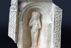 Relief en terre cuite orn&eacute; d'une V&eacute;nus provenant d'un autel vou&eacute; au culte domestique et familial (culte des Lares, rendu aux anc&ecirc;tres, et des P&eacute;nates, les gardiens de la nourriture et de la boisson, auxquels le chef de famille faisait quotidiennement des offrandes avec les pr&eacute;mices des repas).