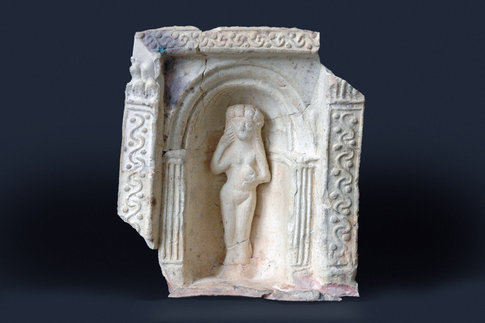 Relief en terre cuite orn&eacute; d'une V&eacute;nus provenant d'un autel vou&eacute; au culte domestique et familial (culte des Lares, rendu aux anc&ecirc;tres, et des P&eacute;nates, les gardiens de la nourriture et de la boisson, auxquels le chef de famille faisait quotidiennement des offrandes avec les pr&eacute;mices des repas). &copy; J.-L. Dousson, Mus&eacute;e des Beaux-arts et d'arch&eacute;ologie de Besan&ccedil;on