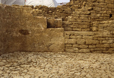 Sol empierr&eacute; et ma&ccedil;onneries d'une cave moderne (XVIe-XVIIIe si&egrave;cle) mise au jour en&nbsp;1995 sur le site du lyc&eacute;e Cond&eacute;.