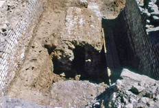 Vue de l'entr&eacute;e de l'amphith&eacute;&acirc;tre et du collecteur du r&eacute;seau d'&eacute;gouts &eacute;tabli sous la voie desservant l'amphith&eacute;&acirc;tre.