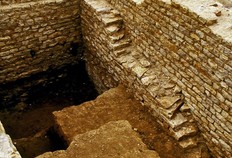 Ma&ccedil;onneries des substructures en caisson formant l'armature de l'amphith&eacute;&acirc;tre, masqu&eacute;e par les gradins (seconde moiti&eacute; Ier si&egrave;cle de notre &egrave;re).
