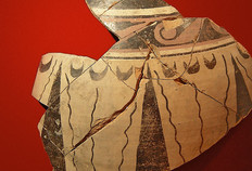 Fragment de vase bouteille &agrave; d&eacute;cor peint de La T&egrave;ne finale (-120 &agrave; -30 avant notre &egrave;re).