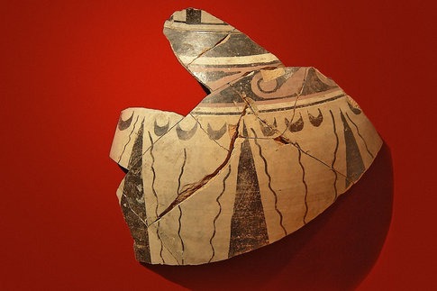 Fragment de vase bouteille &agrave; d&eacute;cor peint de La T&egrave;ne finale (-120 &agrave; -30 avant notre &egrave;re). &copy; C. Munier, Inrap