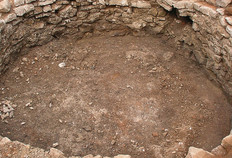 Four &agrave; chaux du IIIe si&egrave;cle, install&eacute; &agrave; cheval sur une voie et sur des b&acirc;timents du Haut-Empire.