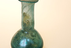 Bouteille en verre antique.  Utilis&eacute;e pour les soins du corps, elle a pu contenir du parfum.