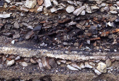 Vue de d&eacute;tail de la stratigraphie :  &laquo; mille-feuille &raquo; de niveaux de sols et de d&eacute;molition s'&eacute;tageant entre le IIe et le IIIe si&egrave;cle.