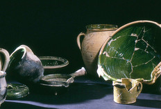 Ensemble de céramiques à glaçure verte et décor d'engobes, fin XVIIe-début XVIIIe siècle, destinées à la cuisson (pots à cuire, poêlon et couvercle), à la table (plat, pot à lait), au stockage (pot à conserve) et à la préparation (terrine).