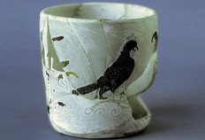 Gobelet peint en verre opaque blanc, fin XVIIe-début XVIIIe siècle. Le décor d'émail polychrome est composé d'oiseaux alternés avec des gerbes.