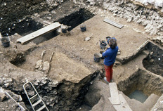 Vue de la fouille. On peut observer la succession de remblais et de constructions superposés au cours du temps, de la période augustéenne (-27 à +14) au XVIIIe siècle. Au fond, des fosses d'extraction d'argile perforent le terrain naturel.