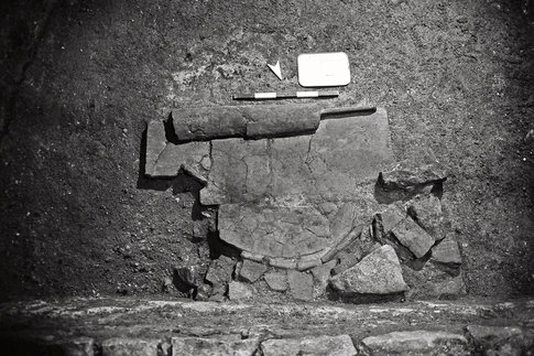 Foyer semi-circulaire antique, dont les parois sont constitu&eacute;es de fragments de tuiles antiques (tegulae et d'imbrice). &copy; V. Viscusi Simonin, Inrap