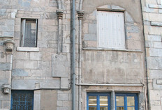 Vue de la fa&ccedil;ade de l'&eacute;difice m&eacute;di&eacute;val du 4, rue de la Convention.