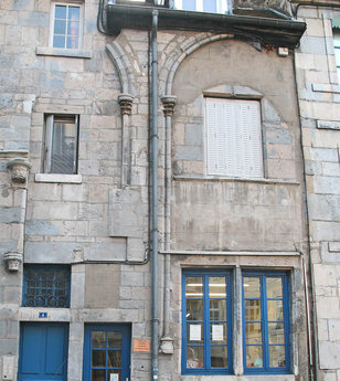 Vue de la fa&ccedil;ade de l'&eacute;difice m&eacute;di&eacute;val du 4, rue de la Convention. &copy; V. Viscusi Simonin, Inrap