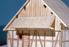 Maquette proposant une restitution de la maison de vigneron-cornetier mise au jour rue de Vignier et datée de la fin du XIIIe siècle. La fouille des caves et d'une citerne attenante a permis d'étudier les élévations effondrées à la suite d'un incendie. Maquette M. Piton.