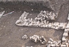 Structures ma&ccedil;onn&eacute;es (habitat&nbsp;?) des VIe et VIIe si&egrave;cles construites sur des murs du Haut-Empire, d&eacute;couvertes rue du Porteau.