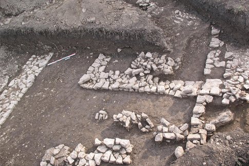 Structures ma&ccedil;onn&eacute;es (habitat&nbsp;?) des VIe et VIIe si&egrave;cles construites sur des murs du Haut-Empire, d&eacute;couvertes rue du Porteau. &copy; C. Munier, Inrap