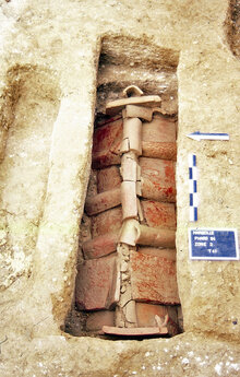 Exemple particuli&egrave;rement soign&eacute; de s&eacute;pulture en b&acirc;ti&egrave;re (tuiles dispos&eacute;es comme un toit, avec deux pans inclin&eacute;s). &copy; C. Richarte, N. Bourgarel, F. Gu&eacute;riel, Inrap