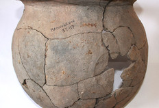 Marmite en pâte modelée grossière. Hauteur : 22,5 cm, larg. max panse : 19 cm. Date : Xe siècle. Templiers Houck, Brouckerque (Nord), 1997.