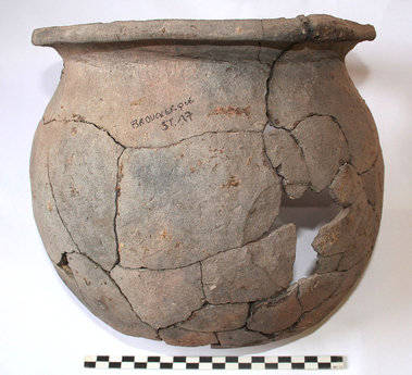 Marmite en pâte modelée grossière. Hauteur : 22,5 cm, larg. max panse : 19 cm. Date : Xe siècle. Templiers Houck, Brouckerque (Nord), 1997. © Jean-Claude Routier, Inrap.