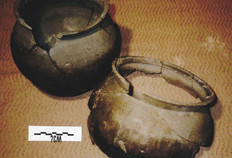 Pots appelés « oules » en terre grise commune tournée. Haut. 17 cm, larg. max panse : 19 et 24 cm. Date : XIIe siècle. Templiers Houck, Brouckerque (Nord), 1997.