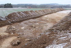 Vue g&eacute;n&eacute;rale de la fouille apr&egrave;s le d&eacute;capage &agrave; la pelle m&eacute;canique.  Le Cochon, Bavelincourt (Somme), 2013.
