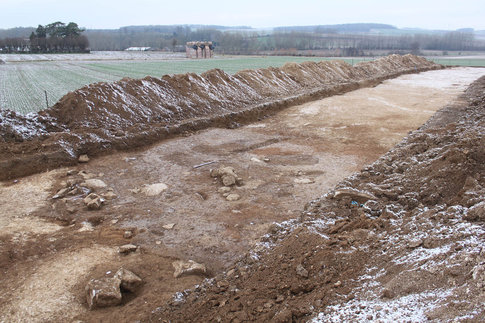 Vue g&eacute;n&eacute;rale de la fouille apr&egrave;s le d&eacute;capage &agrave; la pelle m&eacute;canique.  Le Cochon, Bavelincourt (Somme), 2013. &copy; Samuel Gu&eacute;rin, Inrap.