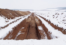 Vue g&eacute;n&eacute;rale de la fouille.  Malgr&eacute; son &eacute;troitesse et sa faible profondeur, elle a r&eacute;v&eacute;l&eacute; des informations in&eacute;dites sur la derni&egrave;re p&eacute;riode glaciaire.  Les Fourneaux, site 24, Corbie (Somme), 2013.