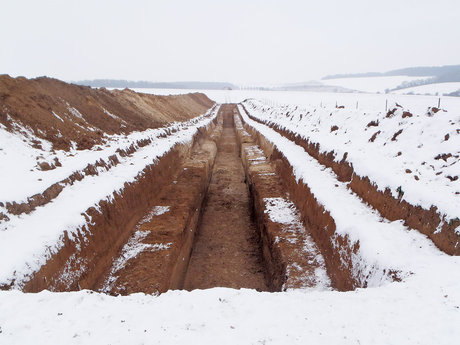 Vue g&eacute;n&eacute;rale de la fouille.  Malgr&eacute; son &eacute;troitesse et sa faible profondeur, elle a r&eacute;v&eacute;l&eacute; des informations in&eacute;dites sur la derni&egrave;re p&eacute;riode glaciaire.  Les Fourneaux, site 24, Corbie (Somme), 2013. &copy; David Kiefer, Inrap.