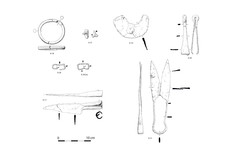 Mobilier en fer et en bronze d&eacute;pos&eacute; dans la tombe.  Forces, rasoir et pince &agrave; &eacute;piler composent une trousse de toilette fr&eacute;quemment d&eacute;pos&eacute;e dans les tombes de la Somme.  Au Chemin de la Pierre, Aubigny (Somme), 2013.