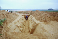 Foss&eacute; vid&eacute;.  Compte tenu de l'&eacute;rosion, la profondeur initiale devait &ecirc;tre d'environ 2,40 m. Son aspect imposant &eacute;tait probablement renforc&eacute; par un talus.  Au Chemin de la Pierre, Aubigny (Somme), 1997.
