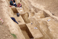 Foss&eacute; en cours de fouille.  La fouille en quinconce permet de d&eacute;tailler la dynamique du comblement de la structure tout en enregistrant la r&eacute;partition spatiale du mobilier arch&eacute;ologique.  Au Chemin de la Pierre, Aubigny (Somme), 1997.