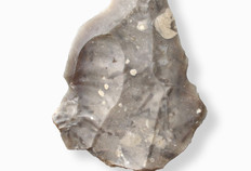 Silex taill&eacute; du Pal&eacute;olithique moyen.  &Eacute;toile de Cuvilly, Cuvilly (Oise), 2013.&nbsp;
